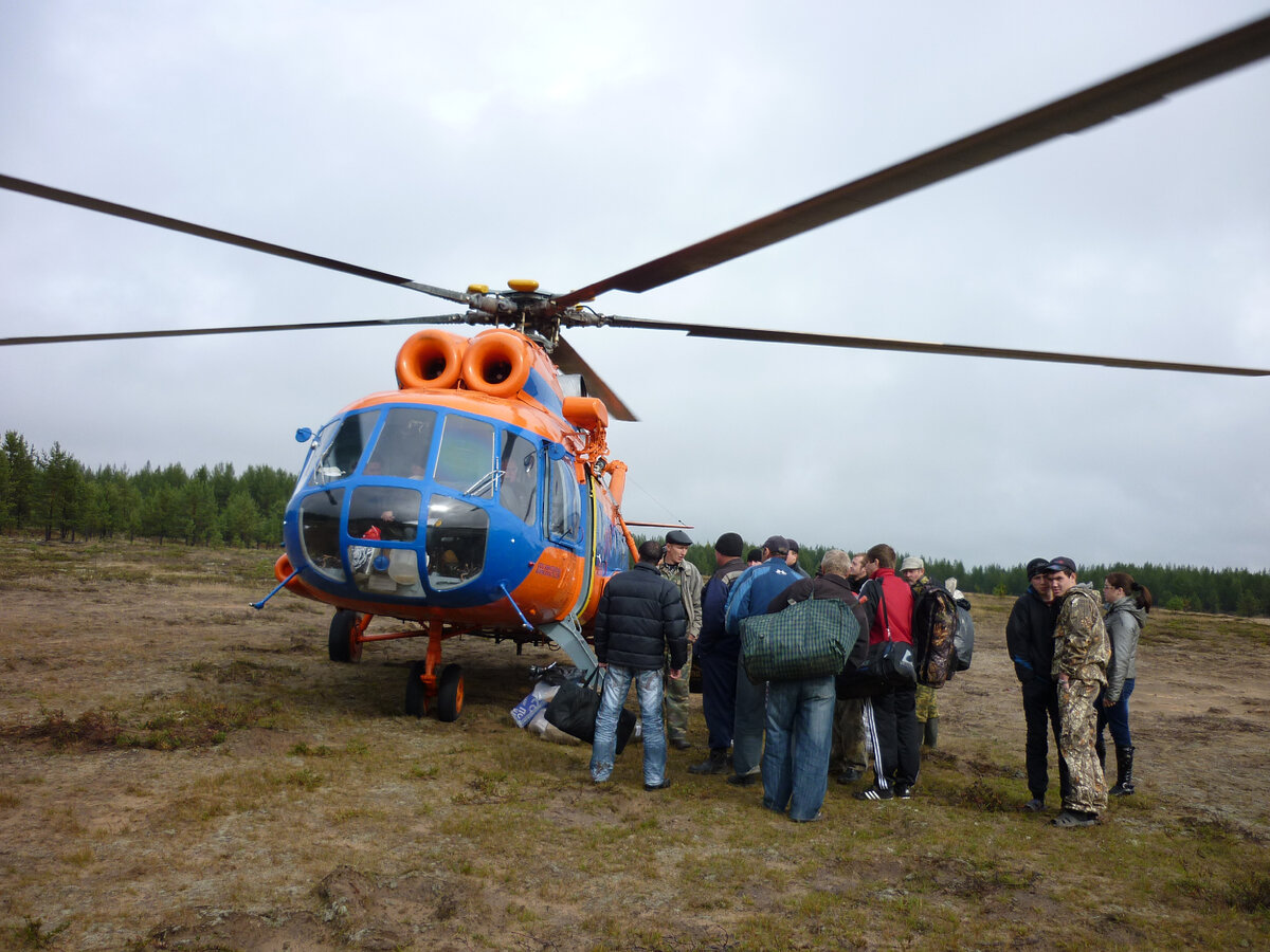 Вертолет облетает сразу несколько населенных пунктов Енисейского района.