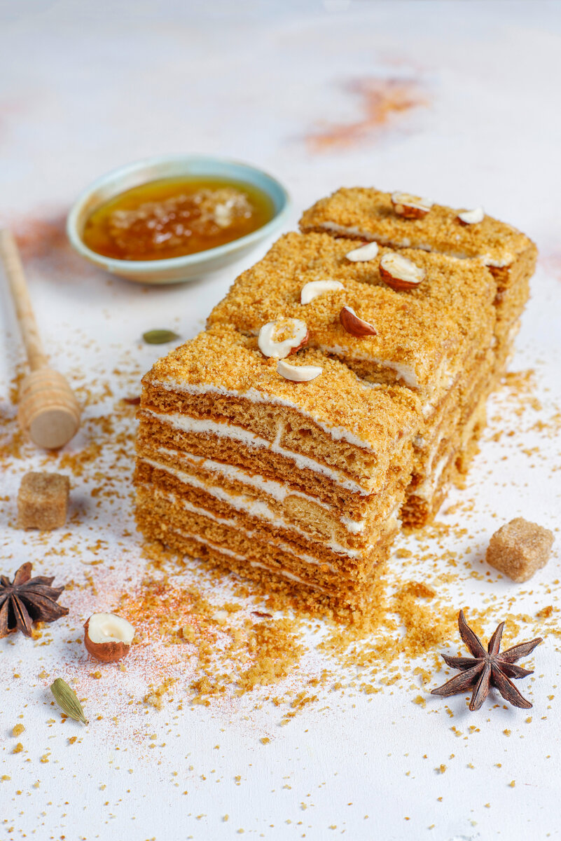 <a href="https://ru.freepik.com/free-photo/sweet-homemade-layered-honey-cake-with-spices-and-nuts_11515208.htm#query=%D0%BC%D0%B5%D0%B4%D0%BE%D0%B2%D0%B8%D0%BA&position=0&from_view=search&track=sph">Изображение от azerbaijan_stockers</a> на Freepik