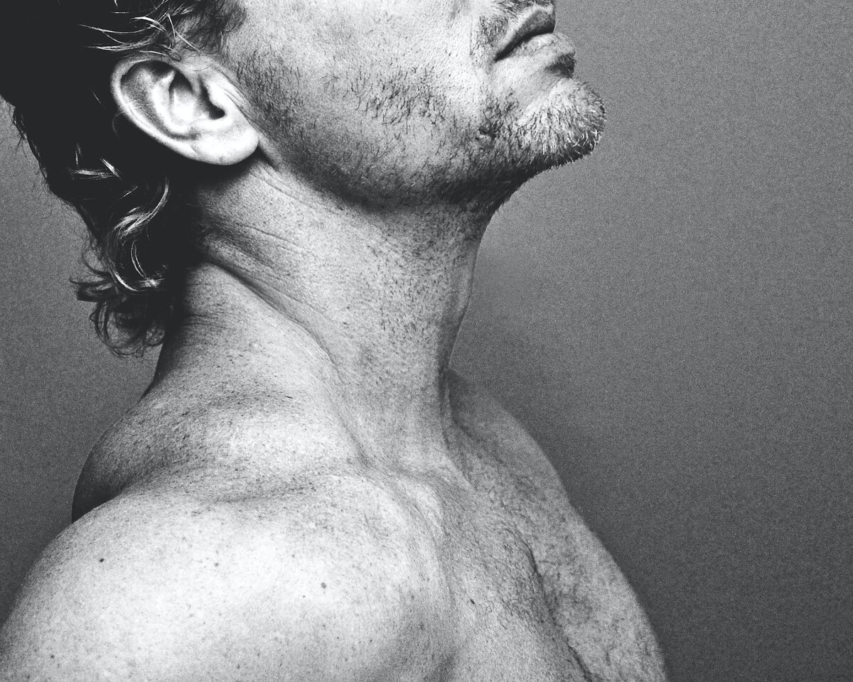    Чтобы не получить жабо из подбородков, нужно работать с моделью во время фотосессии, но в творческом запале не всегда получается контролировать сразу всё/ Фото: unsplash.com