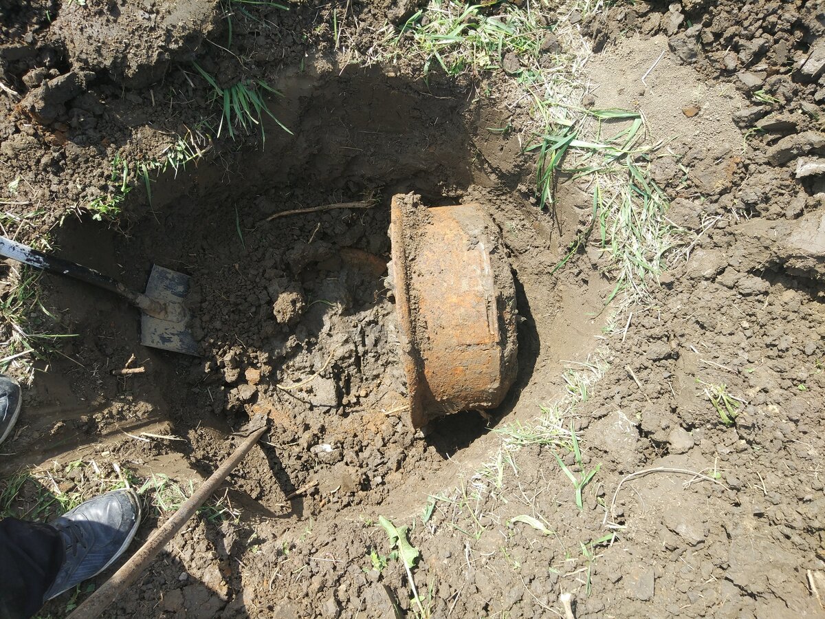 люк в поле. люк в поле. люк в поле. ржавый люк в траве. канализационный люк.