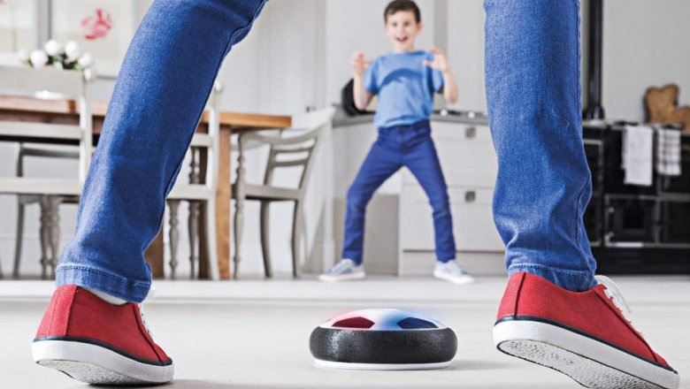 Почему это круто: Если на улице нелетная погода, а поиграть в футбол хочется, то этот вариант создан прямо для вас. Реально, это круто, он почти как настоящий и при этом не взбесит соседей стуком мяча об пол. И дети будут в восторге от летающей над полом светящейся штучки. 