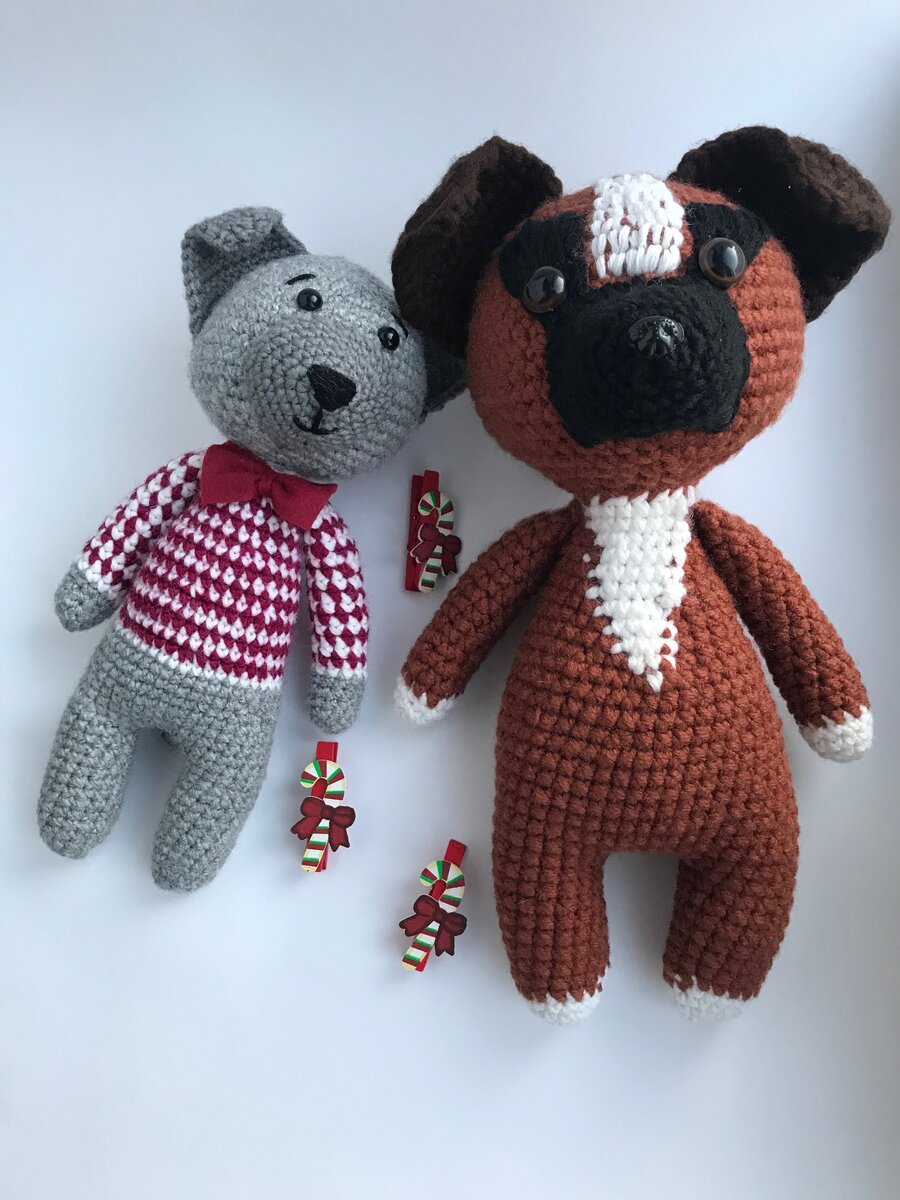 Как помните, то был год Собаки. Боксера справа вязала уже самостоятельно, придумывая как бы передать все особенности  пса, так как работала по фото заказчицы.