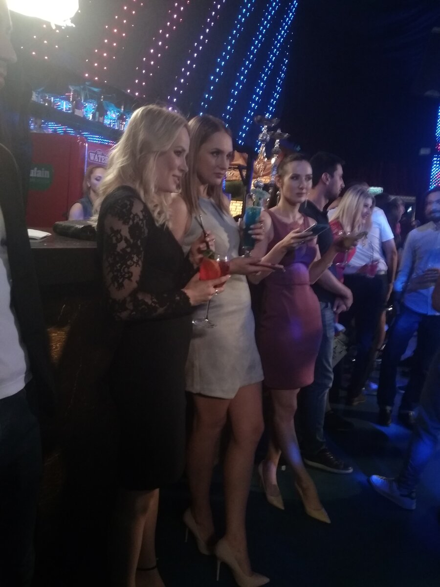 Сцена из первой серии, когда Лера с подружками пошла тусить в клуб