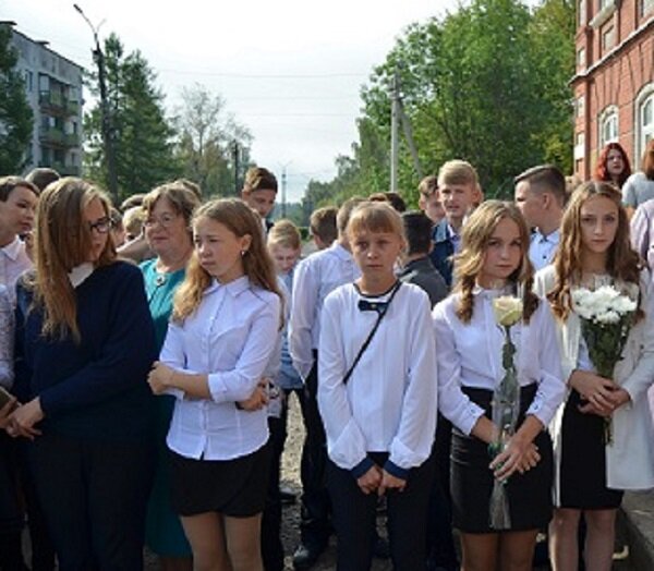 Торжественная линейка в начале учебного года. В этом году, пожалуй, были самые грустные лица, в них всё больше тревоги, при чем у всех... Ещё один год... 