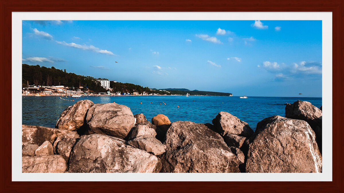 Валуны на пляже "золотой берег".