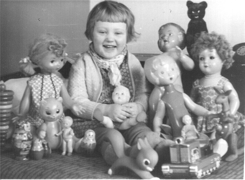 Девочка с игрушками