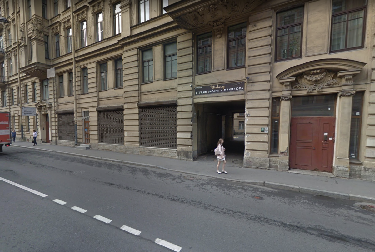 Вот именно то место. На фото витрины закрыты ставнями. Коляска стояла у правого окна. Оцените ширину тротуара. А еще наклон к арке. Коляска могла запросто покатиться под колеса выезжающего автомобиля. Источник: Google карты. По горячим следам фото сделать не удалось((