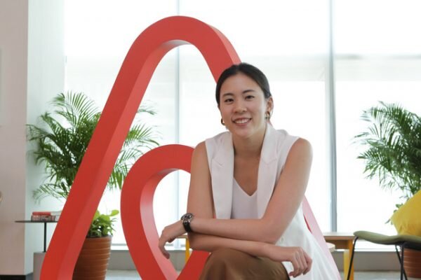 На фотографии: Мич Го (Mich Goh) - руководитель общественной политики AirBnB в регионе Юго-Восточной Азии