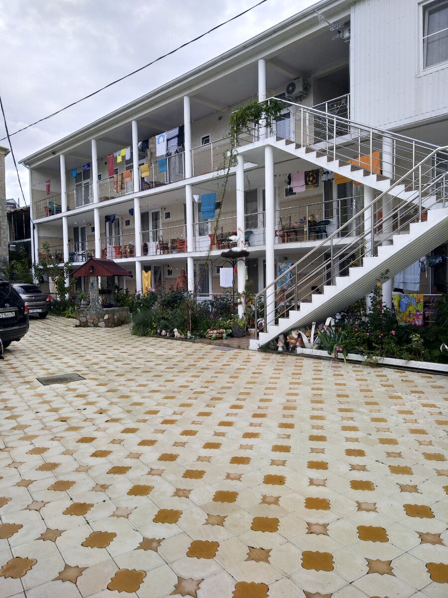 Вот так выглядит гостиница. Раньше состояла из двух этажей. В последние несколько лет бронируем третий этаж, номер расчитан на семью или компанию из четырех человек. 