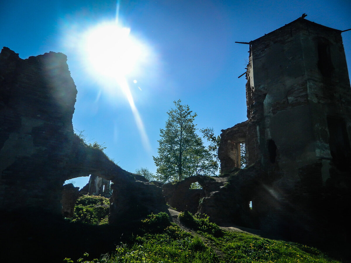 Черным Гольшанский замок выглядит лишь на фотографиях в контровом свете, а в реальности основной материал стен - обычный кирпич, укрепленный крупными камнями