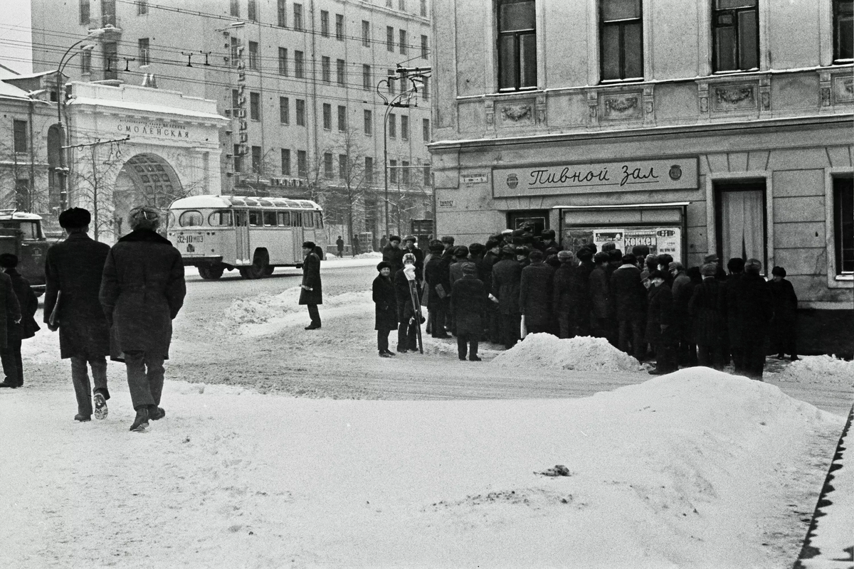 Как думаете, какой год на фото? Нет, не конец 80х. Это 1975 год. Что бы вы подумали, если б такое увидели сейчас в своём городе? Это нормально? Вы хотели бы так жить десятилетиями?  Так же было и в 1960х, и в 1980х. 