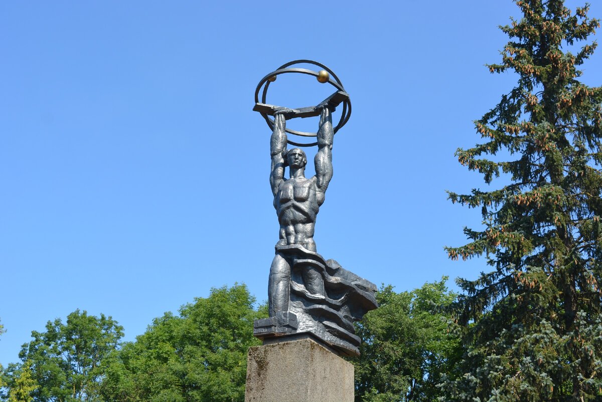 Памятник мирный атом. Памятник в Силламяэ. Памятник мирному атому в Силламяэ. Мирный памятники.