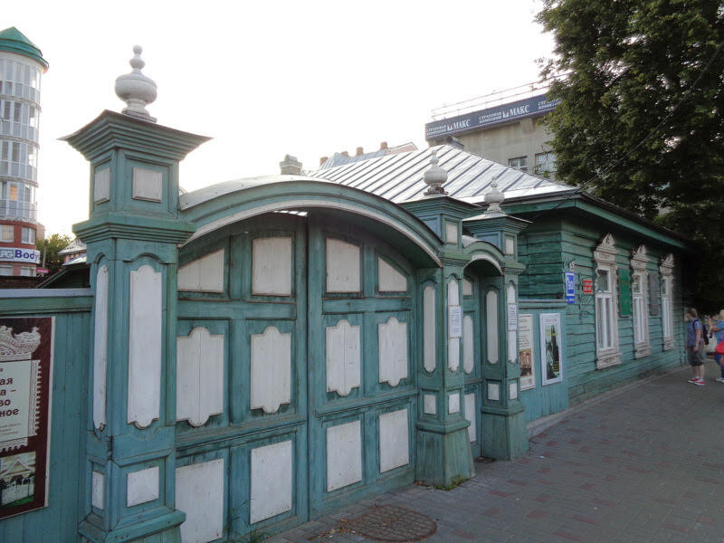  Одна из красивейших частей дома - резные деревянные ворота. 
Приемная или прихожая.