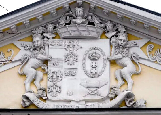 Герб на фасаде "дома Ростовых"