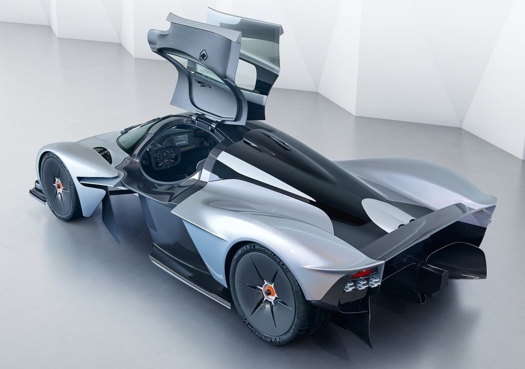 Фото с официального сайта Астон Мартин (astonmartin.ru)