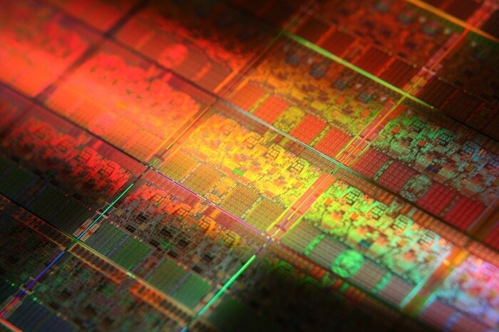 Увеличенное изображение не разрезанных кристаллов процессоров Intel Core I7.