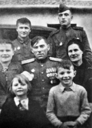 Михаил Волков с женой Марией детьми Галиной и Борисом в окружении однополчан