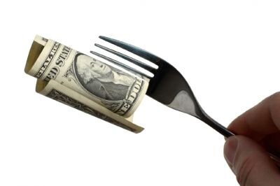 В букмекерских конторах одни играют ради интереса, а другие целью извлечения прибыли. Получить прибыль можно разными способами, но самым доступным из них для новичков является игра на букмекерских вилках. Конечно, сейчас вилки уже не так актуальны, как еще 10 лет назад, но все же, небольшие суммы можно зарабатывать и с помощью них.