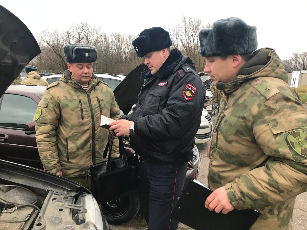  Мероприятие проводилось в целях предупреждения дорожно-транспортных происшествий, профилактики административных правонарушений в области дорожного движения.

При осмотре особое внимание было обращено на документы и техническое состояния личного автотранспорта, состояние зимних шин, наличие аптечки, огнетушителя, знака аварийной остановки, проверки эксплуатационных жидкостей автомобиля.

По окончании смотра был проведен инструктаж владельцев личного транспорта.