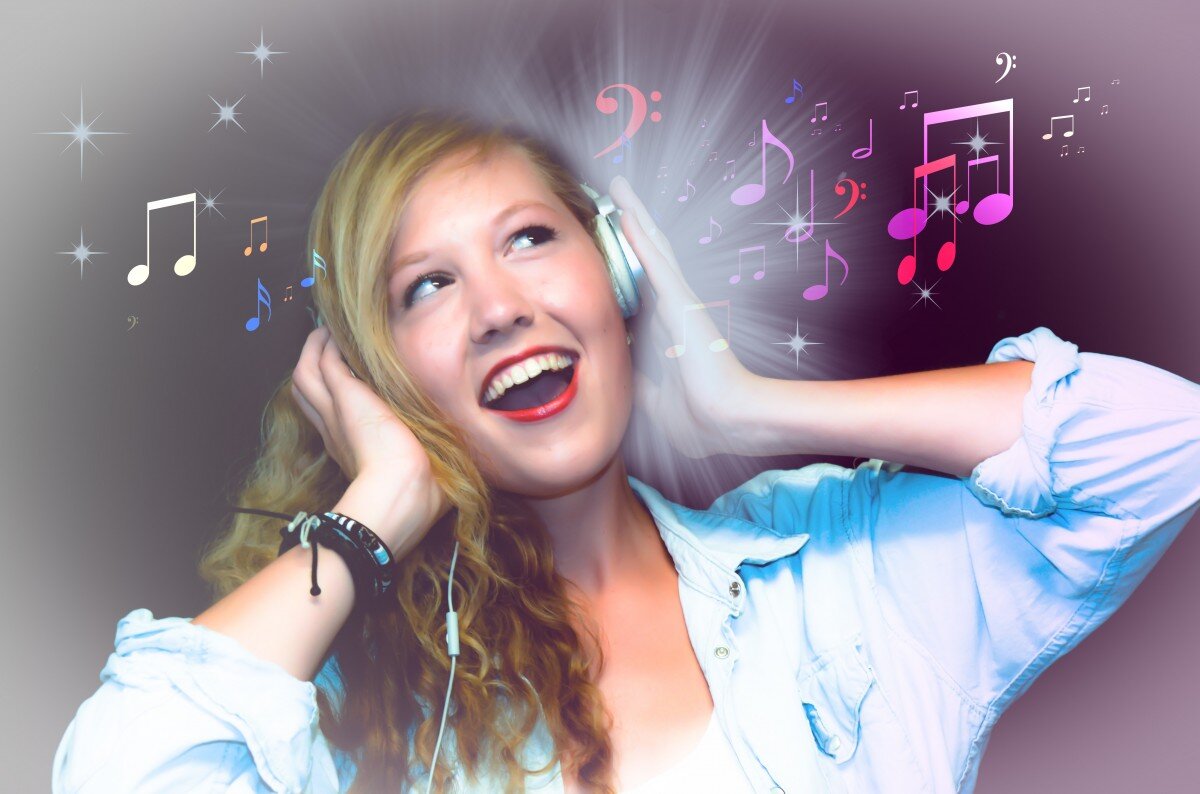 https://c.pxhere.com/photos/42/24/singer_karaoke_girl_woman_sing_singing_music_headphones-1249513.jpg!d
