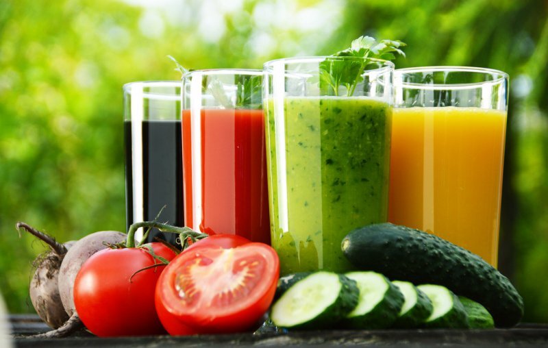 https://www.turbaza66.ru/wp-content/uploads/2017/12/Glasses-with-fresh-vegetable-juices-in-the-garden.-Detox-diet.jpg
