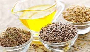 
Льняное масло добывают путем отжима семен льна — кудряша. Его компонентами являются многие витамины и минералы, которые активно проникают вглубь волосяных фолликул и воздействуют на поврежденные волосы.
Льняное масло имеет в своем багаже олеиновую, линоленовую и линолевую кислоты, которые в свою очередь препятствуют обезвоживанию и восстанавливают структуру волоска.
Витамин В4 прекрасно улучшает наши локоны путем его укрепления. Витамин хорошо помогает при секущихся кончиках.
Витамины группы РР содействуют на активный рост ваших локонов. Также это полезное вещество предохраняет от раннего поседения.
Витамины К, В2 и В6 есть своеобразными антисептиками, так как они заживляют воспаления, предотвращают зуд и различные кожные инфекции.
Витамин Е отлично справляется с зудом и перхотью, хорошо питает прикорневую зону и всю длину волос, регулирует кровообращение и снабжение волос полезными веществами.
Еще одними составляющими есть цинк и железо, которые создают невидимую пленку от вредного внешнего воздействия.