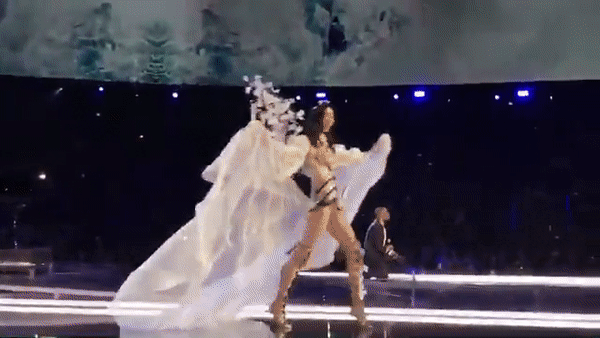 Китайская модель Мин Си во время шоу Victoria's Secret в Шанхае в одном из своих выходов поскользнулась на подоле  замысловатого наряда и упала, бедняжка. Обидно. Но модели, которые в это время были на подиуме вместе с ней, поддержали её аплодисментами, так же как и зрители. 