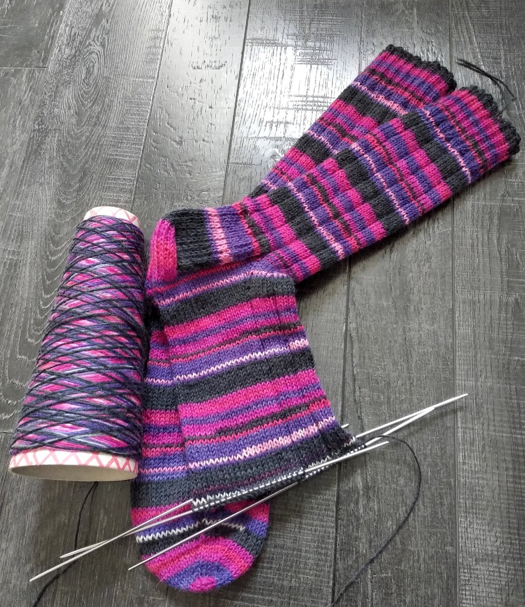 Носки вяжу чулочными спицами №2.