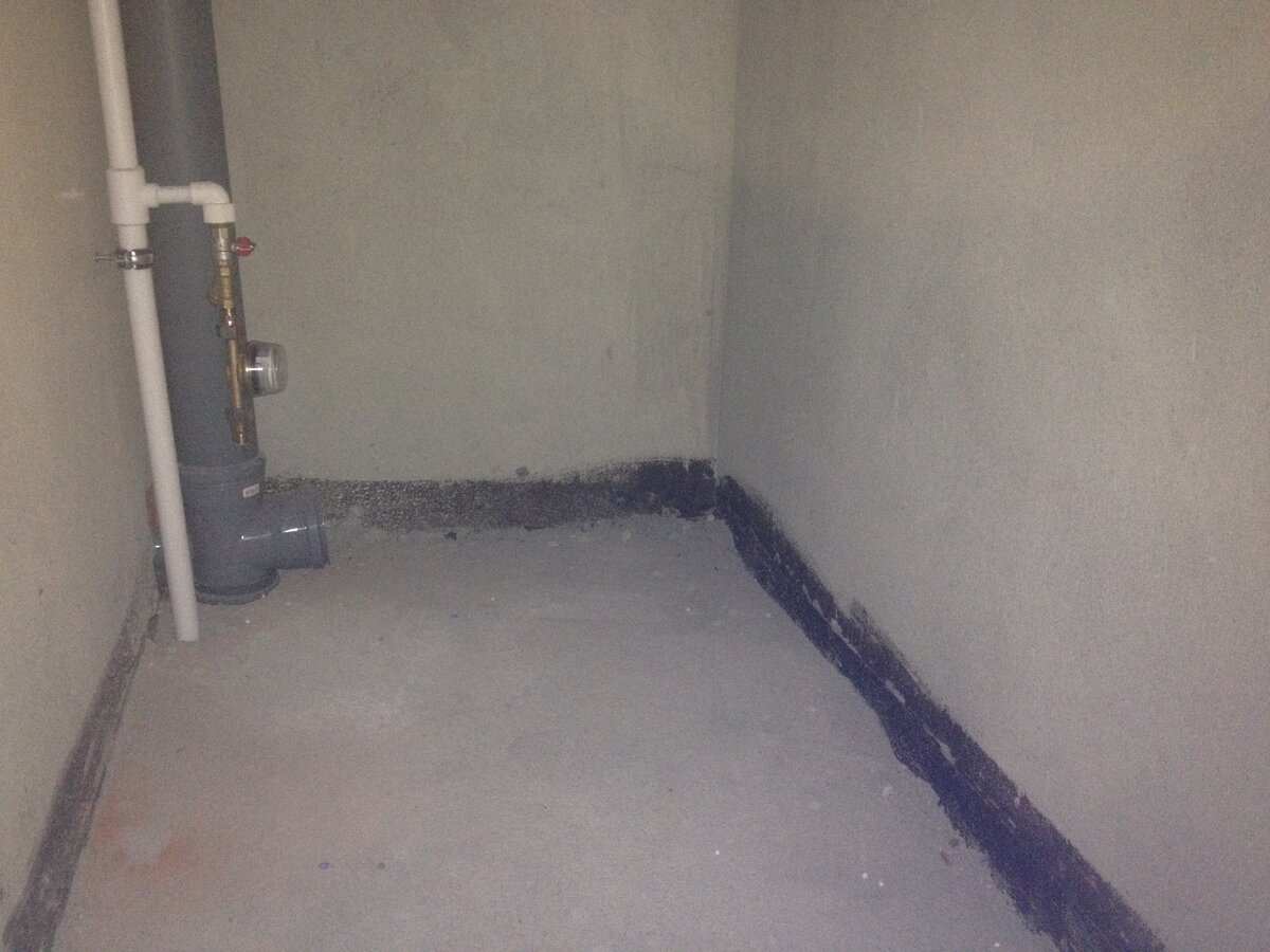 вот в таком виде передо мной предстал санузел, после получения ключей от застройщика. (Новостройка, кирпич, черновая отделка).