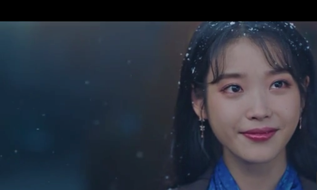 АйЮ в роли владелицы отеля.