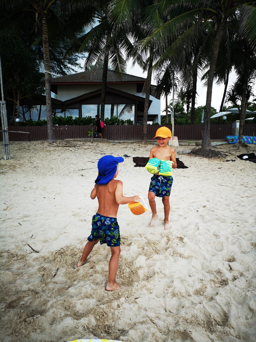 Светло серый песок, пальмы и мало туристов!