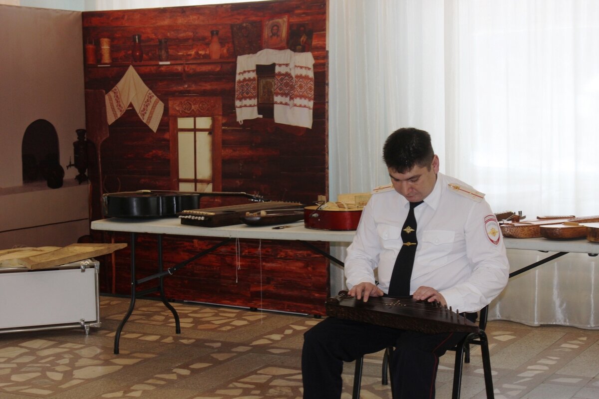 Старший лейтенант умело играет на изготовленных им же инструментах
