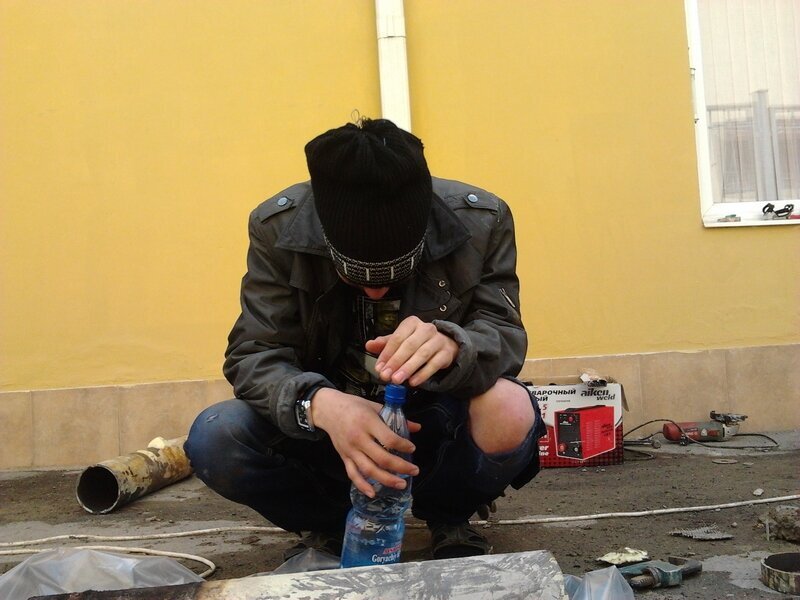 Подсобник попался модный, но стеснительный