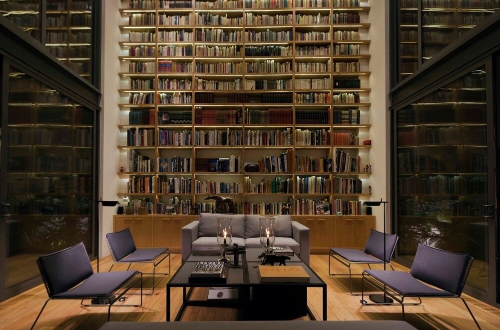 Жёсткая мебель, поможет хорошо концентрироваться при чтении и на деловых переговорах у себя дома