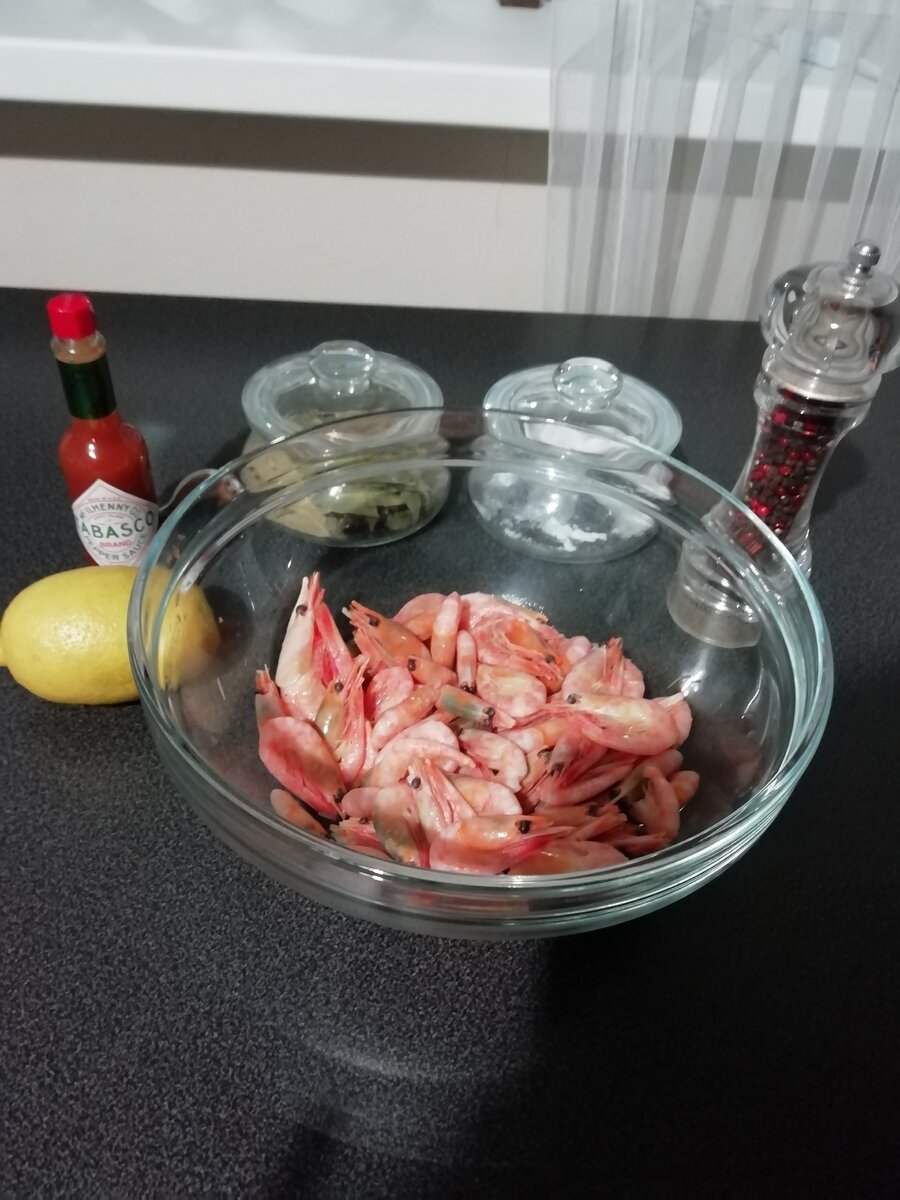 Для приготовления этих вкуснейших креветок нам понадобятся: креветки, лимон, чеснок, смесь перцев, лавровый лист, соль, соус табаско. 