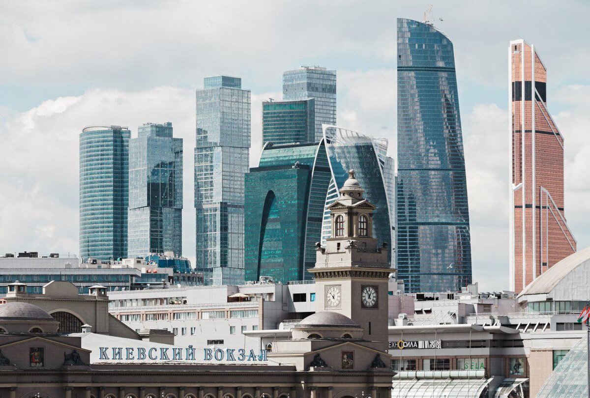 смотровая площадка у киевского вокзала. москва сити вокзал. москва сити вид с киевского вокзала. белокаменная станция мцк. киевский вокзал москва сити.