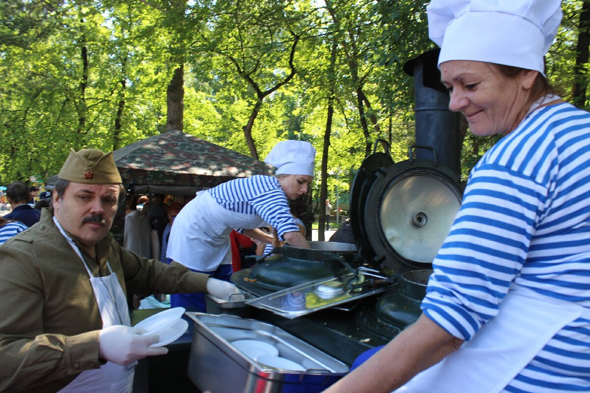 На фото. Полевая кухня "Росгвардии" на празднике.