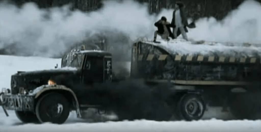 Кадр из клипа «Нас не догонят»