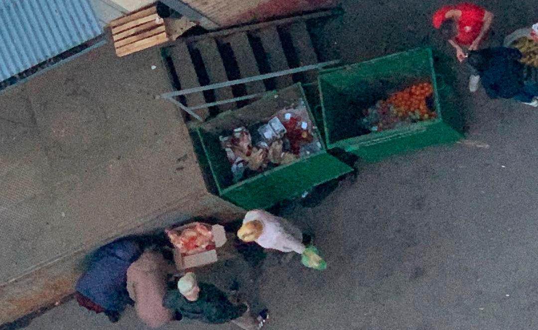 Людям приходится "рыться на помойке". Потому что раздавать продукты запрещено.