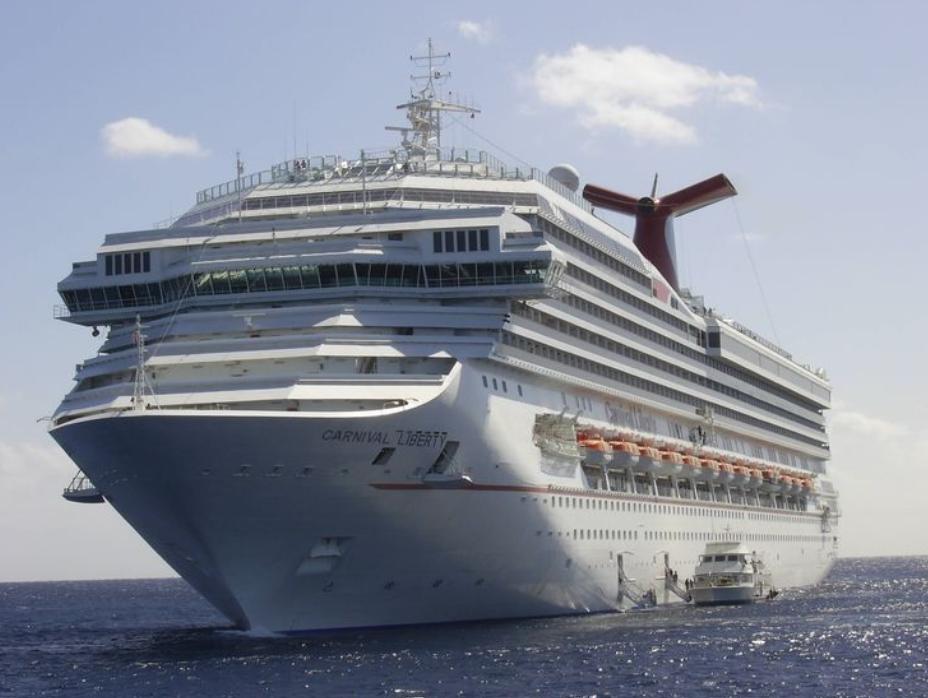 * круизный лайнер плавает по открытому морю.