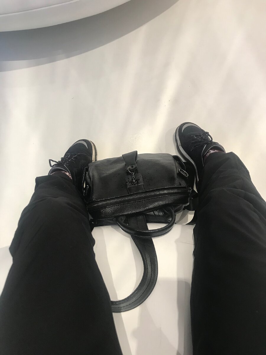 И всё, что я сфотографировала в медиацентре Зарядья - свои печальные ноги.