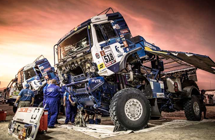 Пока команда отдыхает - инженеры подготавливают автомобиль к следующему дню