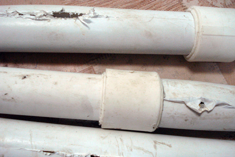 лопнула пластиковая труба водопровода. потрескалась полипропиленовая труба. трещина в полипропиленовой трубе. лопнула металлопластиковая труба. разрушает хлор трубы полипропиленовые.