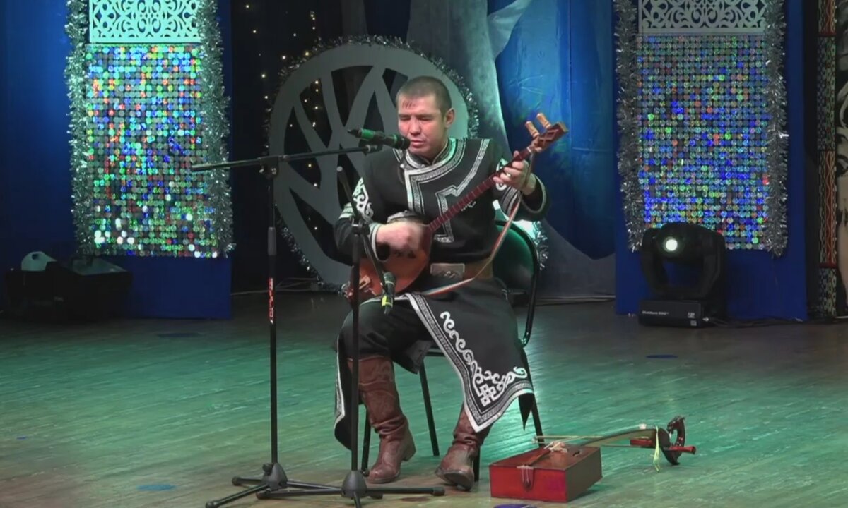 Алтайский музыкант Эмиль Теркишев (скриншот выступления "Шапкай-2019")