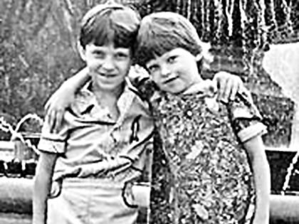 Ревва с сестрой