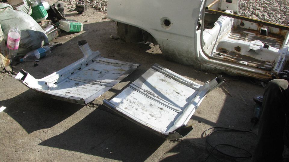 Зачищать краску удобнее на целой детали, до того как резать.