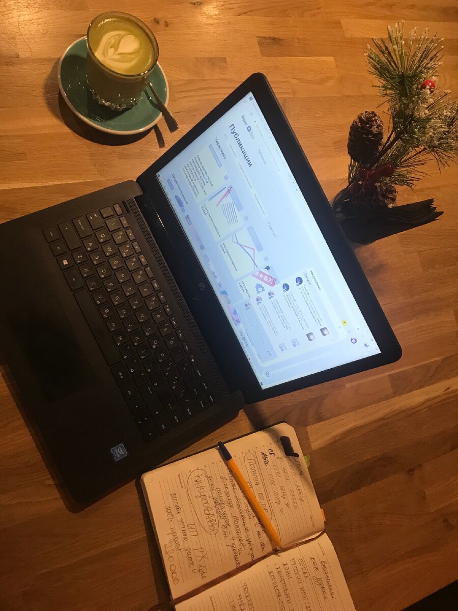 Это моё рабочее место сегодня. Заседаю то одна, то с двумя мужиками с 9:30 )