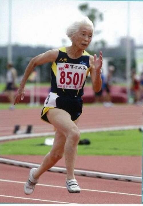 Мицу Морита во время забега в свои 96 лет