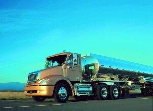     Виды кузовов автомобиля
 Для точного описание модели первой характеристикой является тип кузова машиныОтличительные особенности кузовов:— седан. Кузов автомобиля имеет два ряда сидений, четыре двери, по две на сторону;  — лимузин. Наличие стеклянной перегородки между водителем и пассажирами, находящими сзади. Обычно в лимузине три ряда сидений, средние являются откидными.— купе. Точный перевод названия вида с французского языка – обрезанный, укороченный. У кузова иметься только две двери, обычно задние сидения имеются, но они очень тесные, в основном предназначены для детей. Крыша купе более поката, чем у седана.— универсал. Кузов наподобие седана, но с увеличенным багажным отсеком. Задняя стенка кузова практически вертикальная. Обычно задние сиденья имеет складную форму и могут превратить в салон в большой грузовой отсек.— хэтчбек. Кузов что-то среднее между седаном и универсалом. Заднее стекло имеет наклонный вид.-фургон. Кузов отличает наличие грузового отсека закрытого типа.— кабриолет. В прошлом это название носила повозка, запряженная лошадьми и имеющая складываемую крышу (навес). Сегодня это автомобиль, двух или четырехместный у которого может механически убираться крыша в специальный отсек сзади.— фаэтон. Отличие от кабриолета, то, что крыша имеет мягкую складную крышу.— минивэн. Кузов имеет однообъемный, монолитный кузов, объединяющий в единый капот, салон и багажник. Обычно салон у таких автомобилей имеет три ряда сидений.-пикап. Точный перевод с английского языка «поднимать». Машина с открытой грузовой платформой.Грузовой автомобиль
