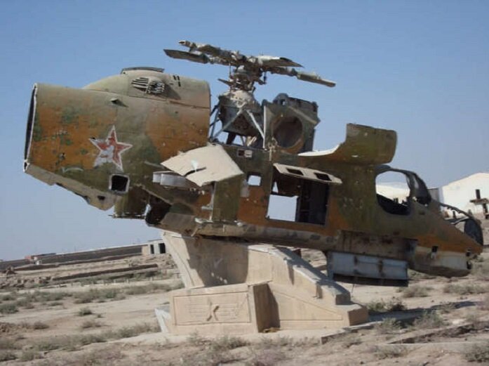 Памятник сделанный из советского вертолета Ми-24 в Кундузе, Афганистан.